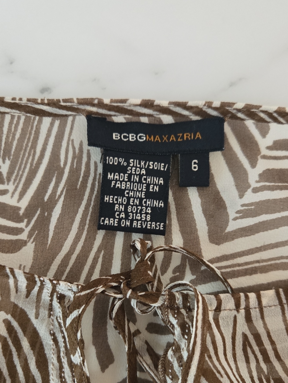 BCBG Max Azria Silk Blouse Taupe Leaf Print Boho Resort Luxe Size 6 Tropical - Picture 7 of 11